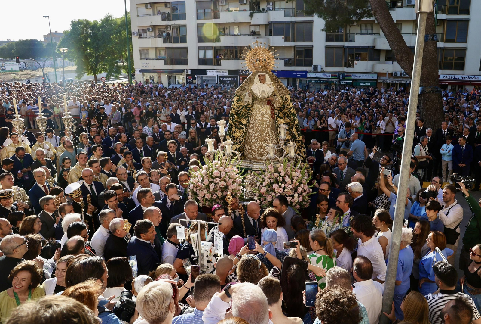 Regreso de la Esperanza de Triana a su paso por el Hospital Infantil del Virgen del Rocío