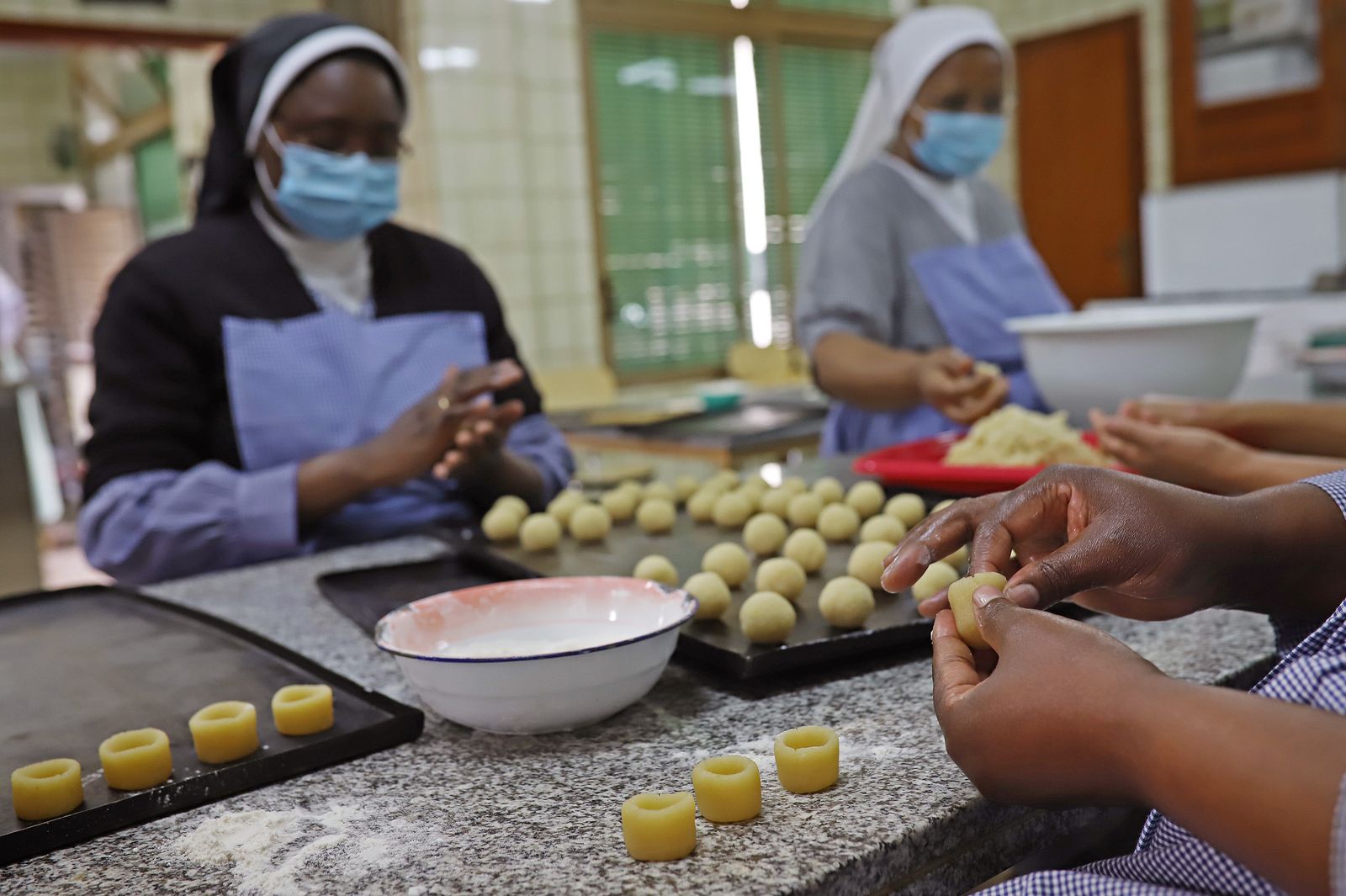 Las hermanas de Santa Rita preparan dulces a domicilio en Jerez