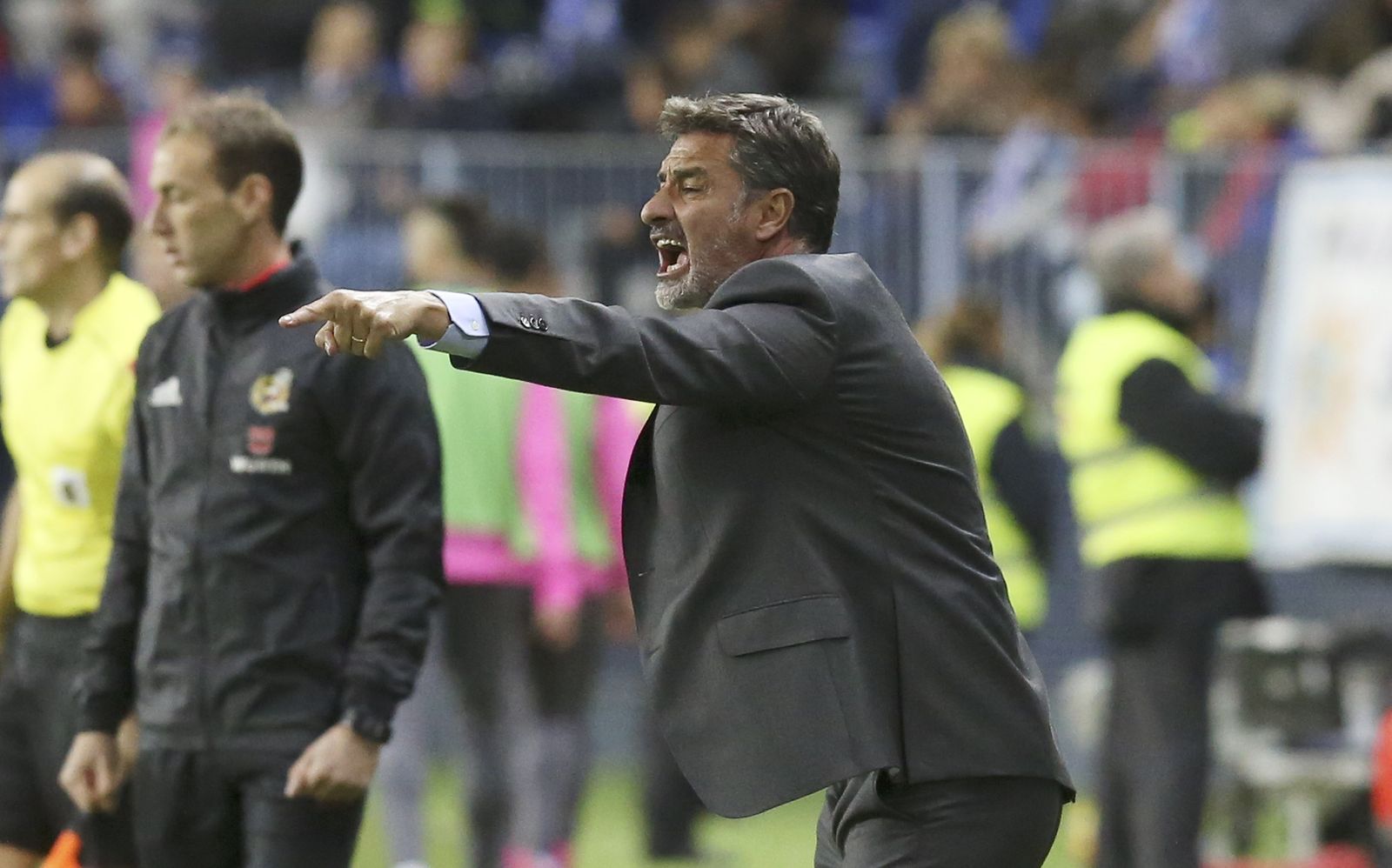 Míchel se desgañita intentando dar instrucciones en la banda en el partido frente al Levante.