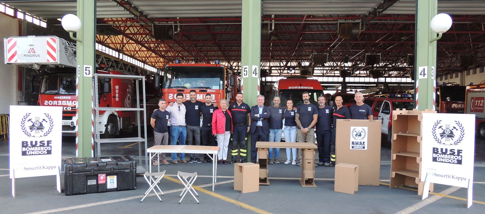 Representantes de Smurfit Kappa y Bomberos Unidos sin Fronteras en la entrega del material.