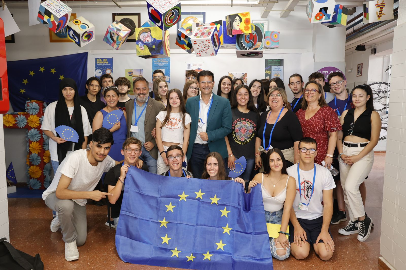 Cuenca anima a los jóvenes de Granada a sentirse orgulloso de "formar parte de la Unión Europea"