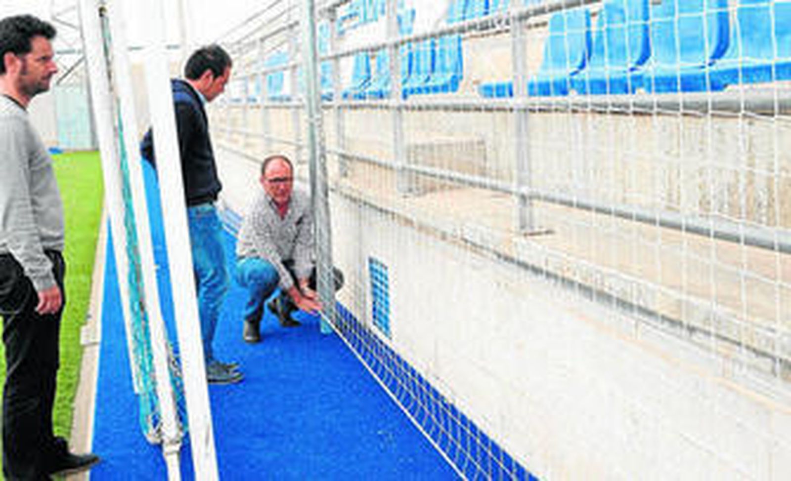 La instalación de redes detrás de las porterías ayudará a recuperar los balones.