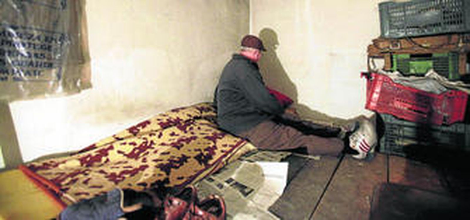 José López esconde su rostro para evitar ser reconocido; teme que le echen de allí.