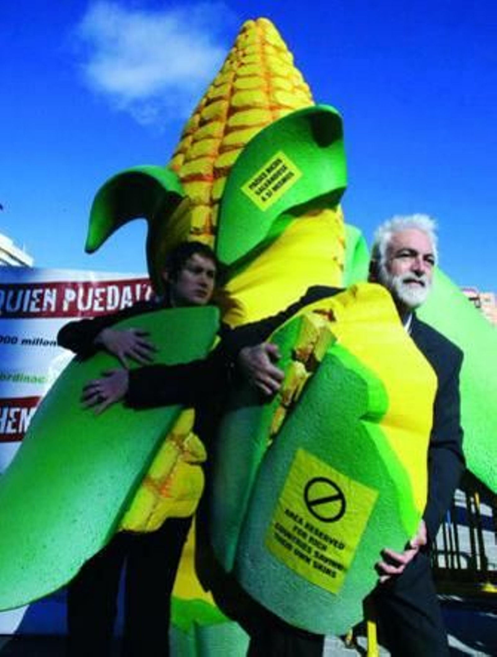 Protesta de los activistas de Intermón Oxfam.