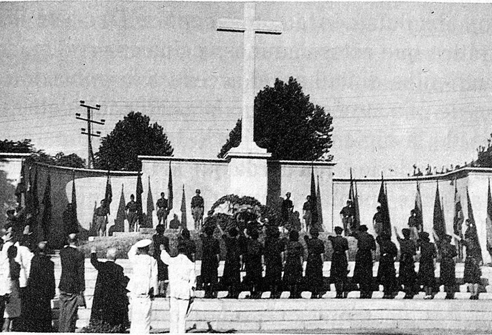 Cruz  de los Caídos que el régimen franquista hizo erigir al final del Paseo de la Bomba