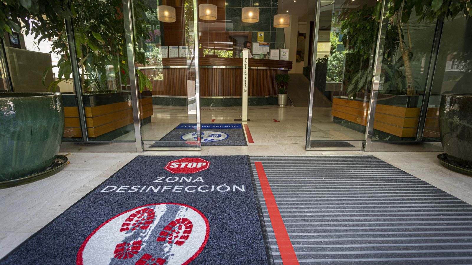 El hotel Regio ha incluido una serie de señalizaciones para evitar el contagio del coronavirus.