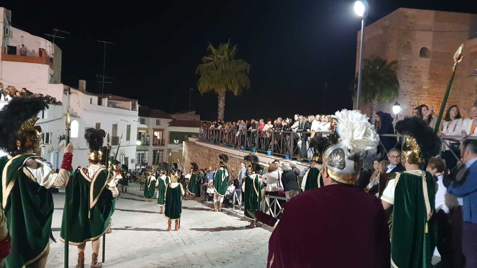 Jueves Santo en Castro del Río: La procesión de la Santa Vera Cruz, en imágenes