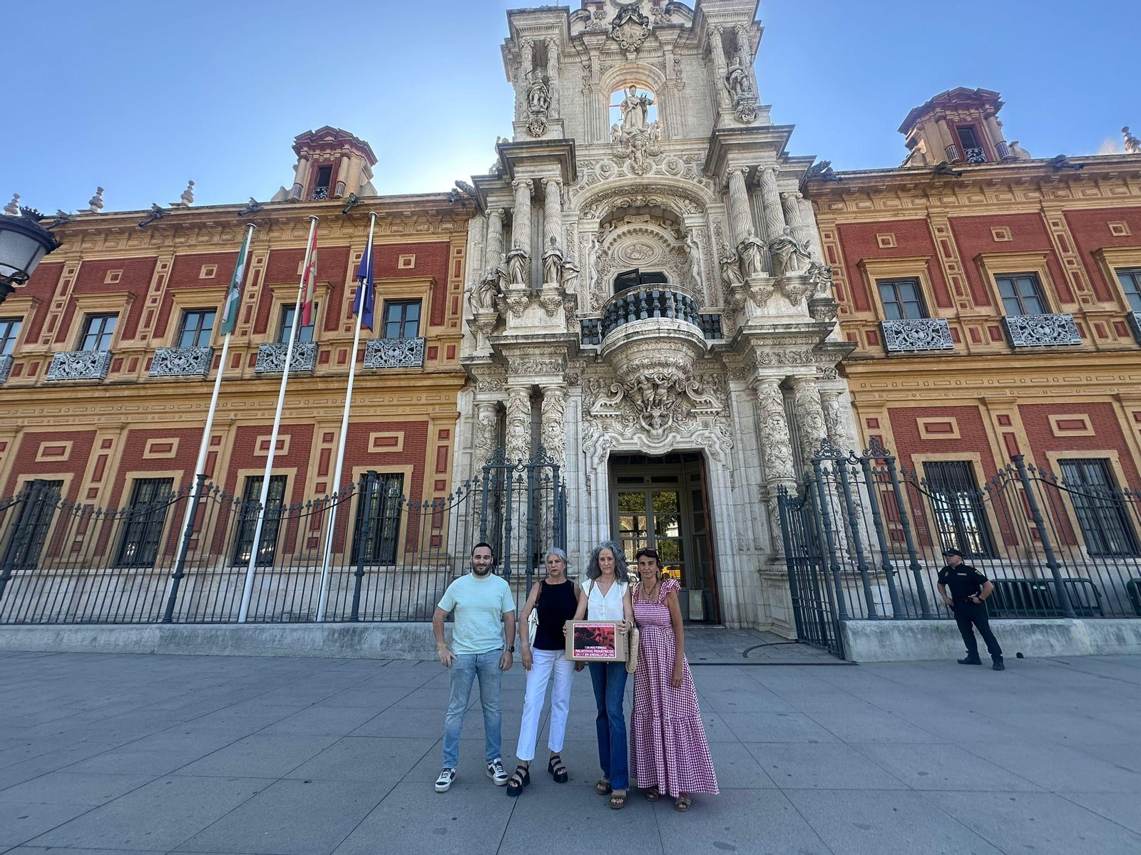La presentación de las firmas delante del Palacio de San Telmo