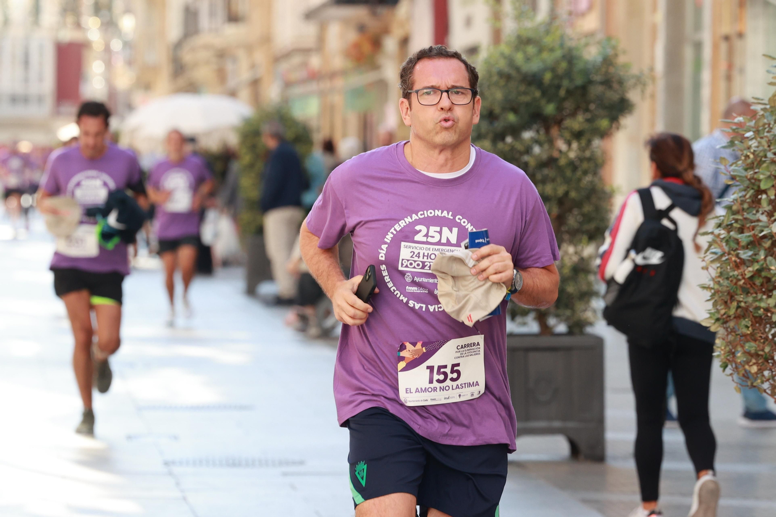 Todas las imágenes de la carrera contra la violencia de género en Cádiz