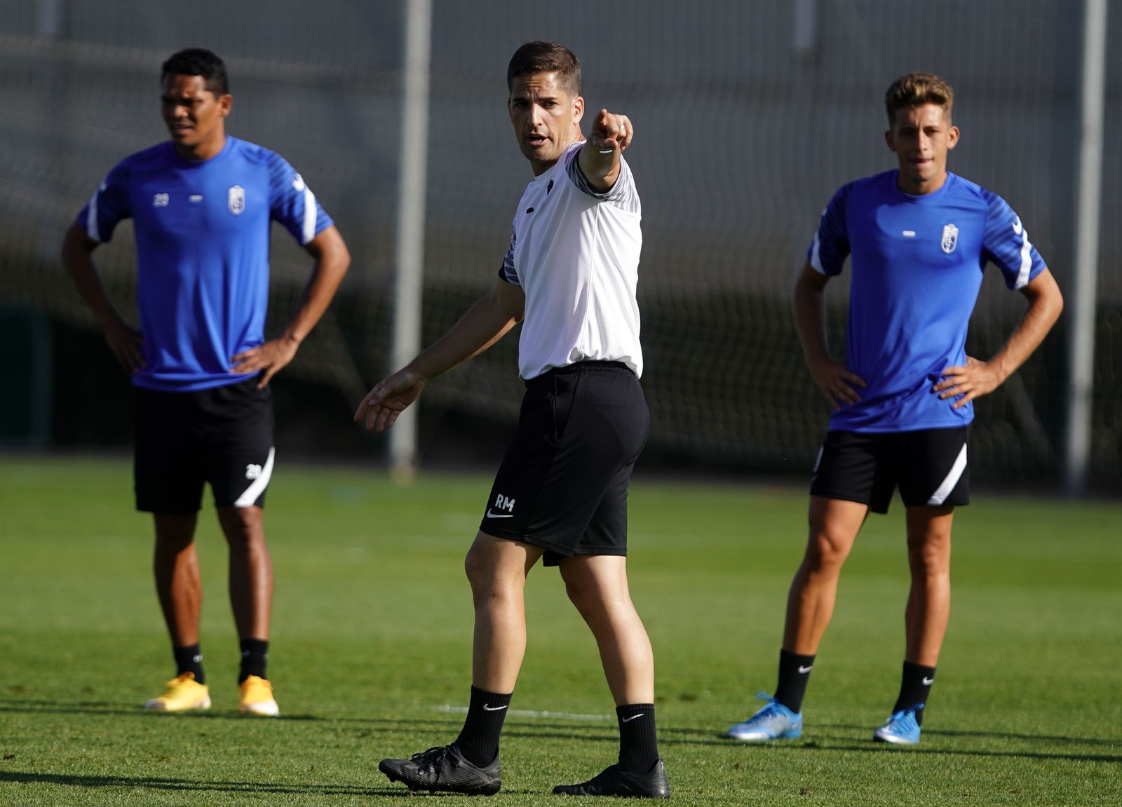 Robert Moreno da instrucciones a sus jugadores en un entrenamiento.
