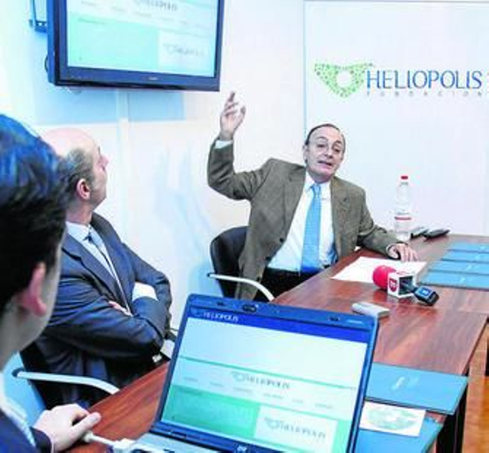 Miguel Cuéllar y Fernando Rubiales, durante un acto en la sede de la Fundación Heliópolis.