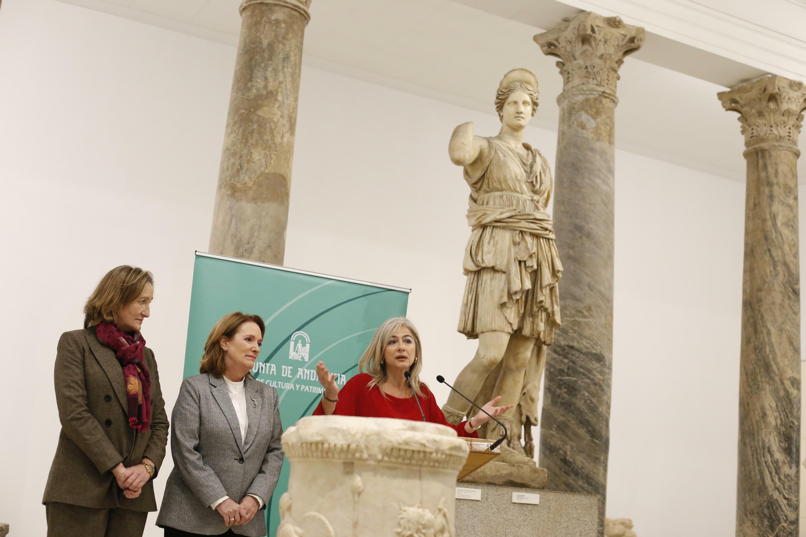Mar Sánchez Estrella y Marisol Gil acompañan a la consejera de Cultura, junto a la Diana Cazadora.