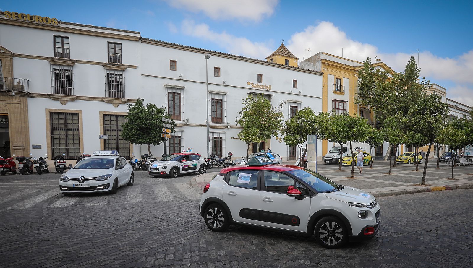 Imágenes de la caravana de protesta de las autoescuelas  por la falta de examinadores