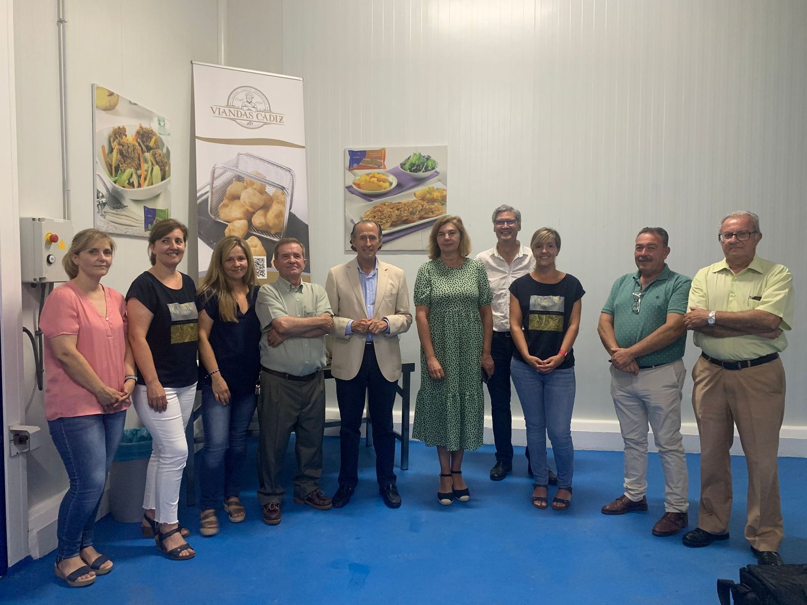 El alcalde y la concejala de Fomento, durante su visita a la fábrica de Viandas Cádiz.