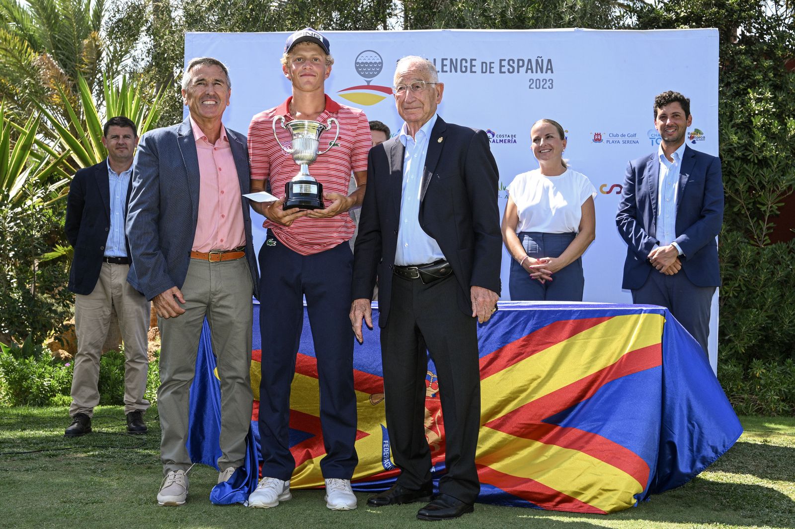 Martin Couvra el trofeo que le acredita como campeón del Challengue de España disputado en Roquetas de Mar.