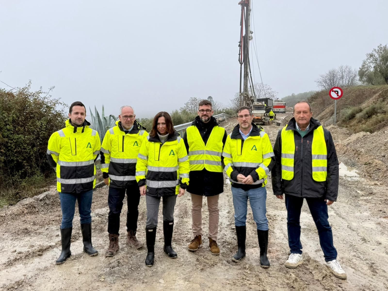 La consejera de Fomento Rocío Díaz visita la A-6204.