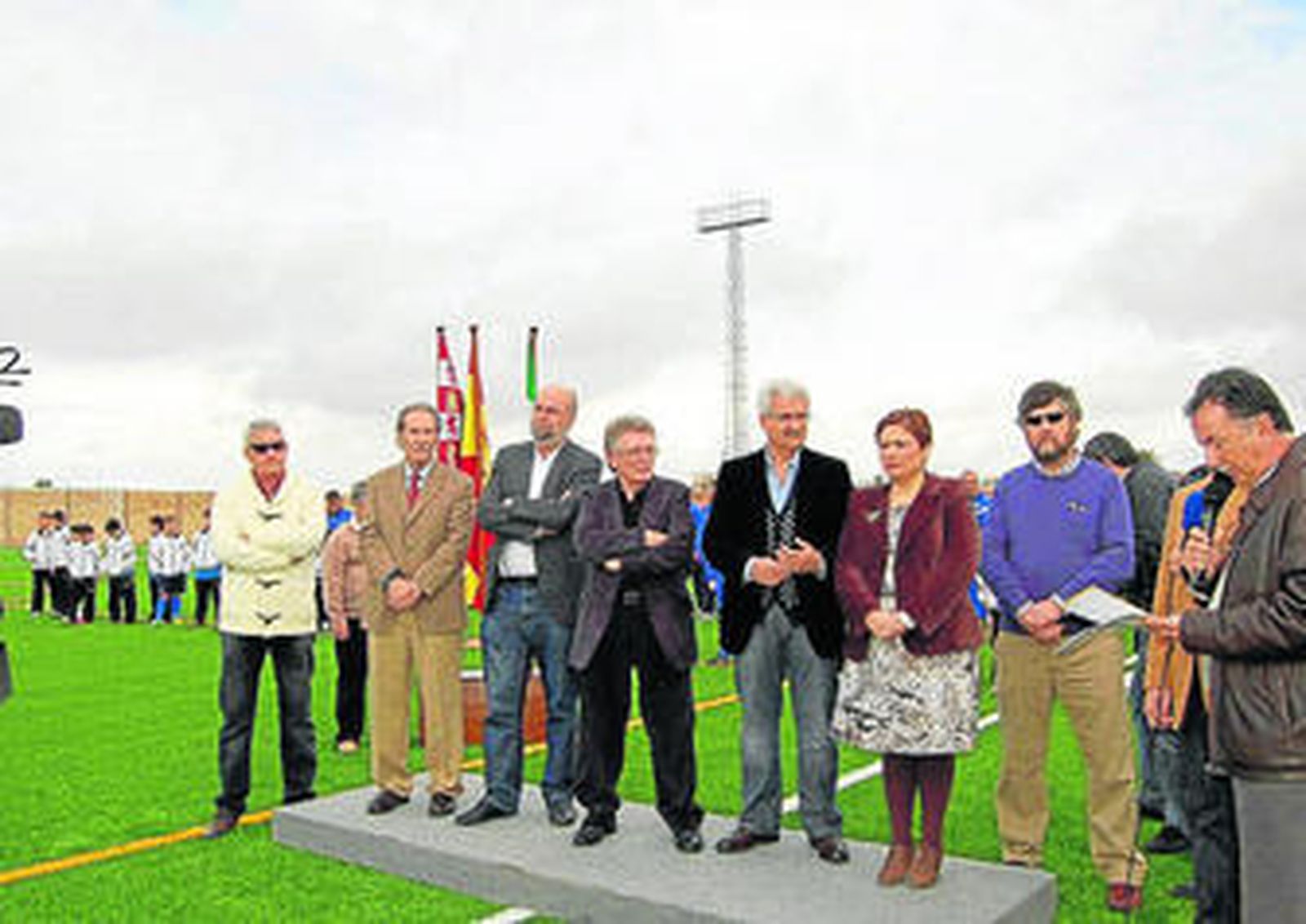 Un momento de la inauguración de la remodelación del césped llevada a cabo en el campo de fútbol de Conil.