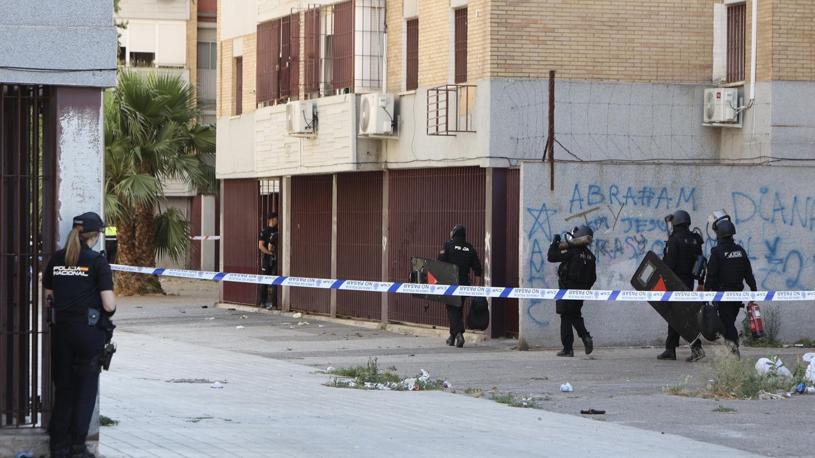 Dispositivo policial en Las Tres Mil Viviendas de Sevilla.