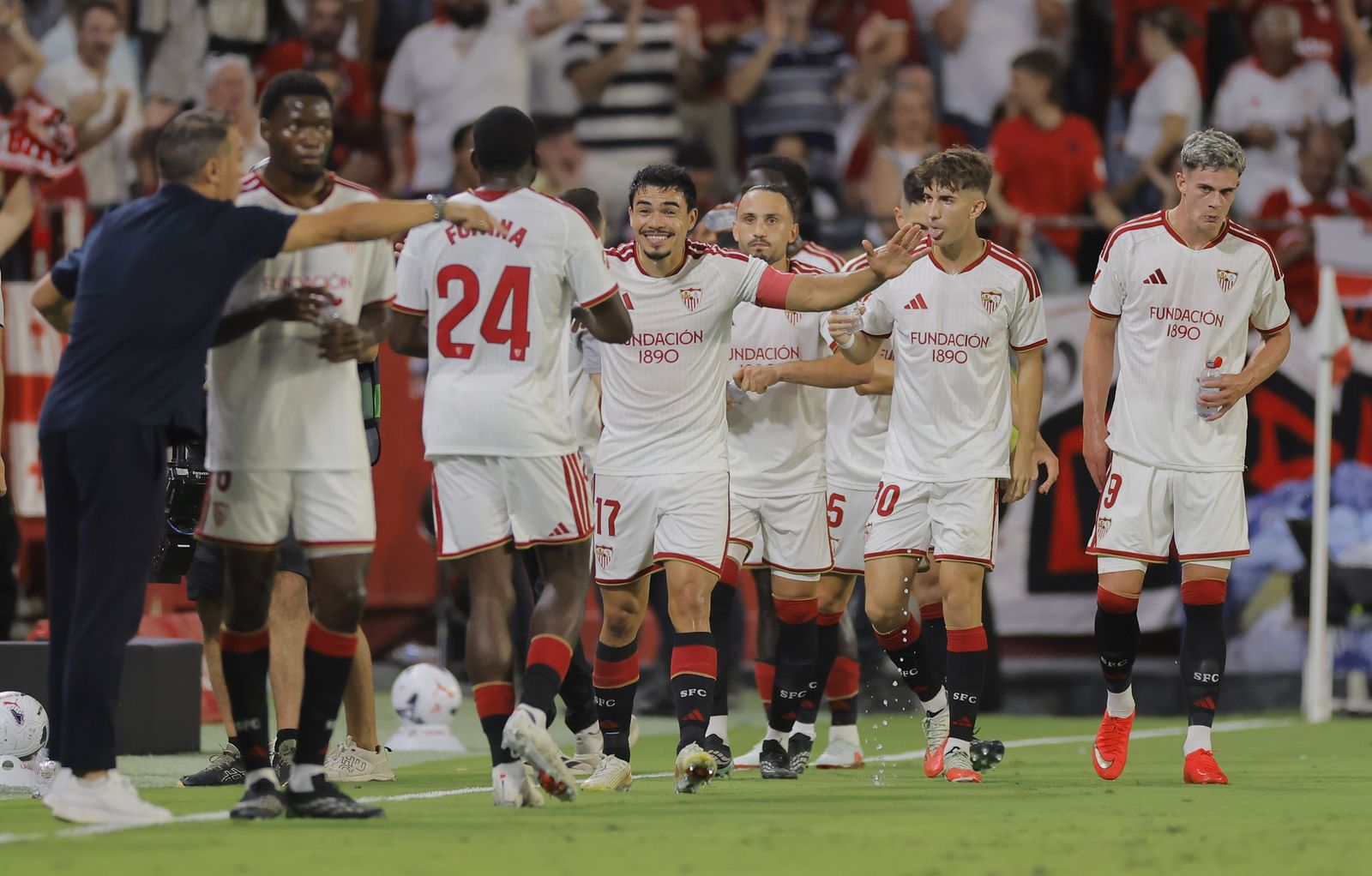 Los jugadores del Sevilla celebran el gol de Fofana al Barcelona.