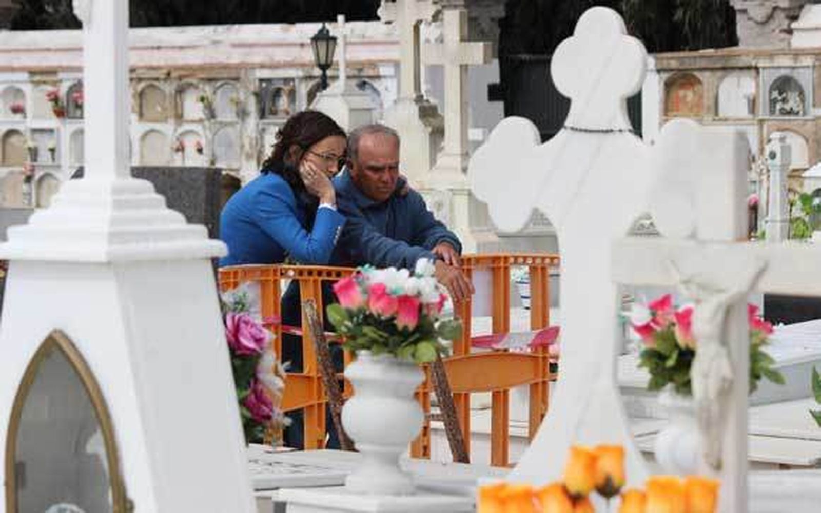 Rosa Aguilar, esta mañana en el cementerio de Puerto Real.