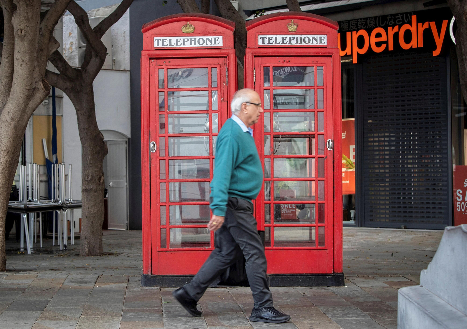 Un ciudadano pasea por las calles de Gibraltar sin mascarilla, este domingo