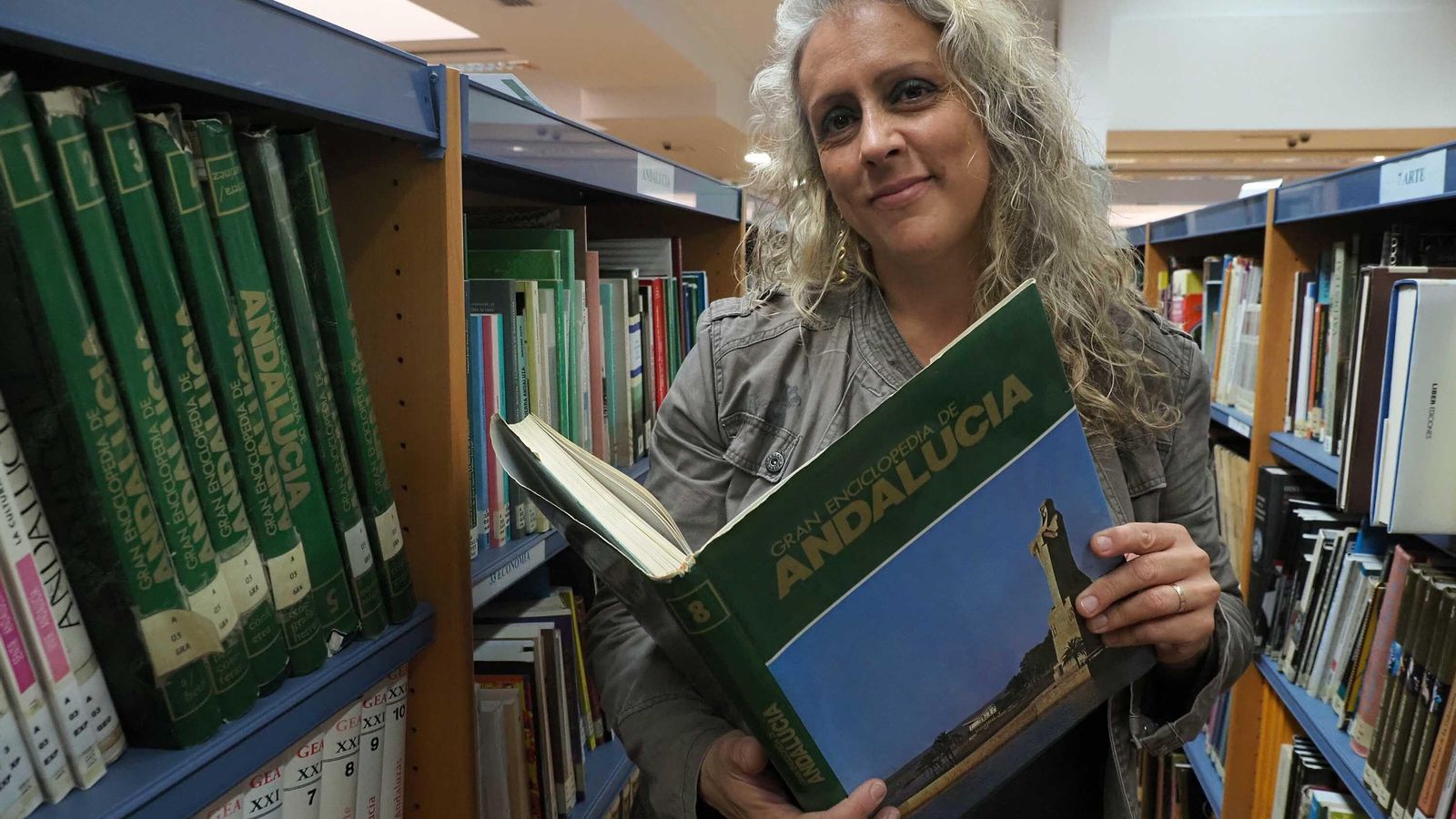 Bayo posa para Huelva Información en la sección de publicaciones andaluzas de la Biblioteca de Cartaya