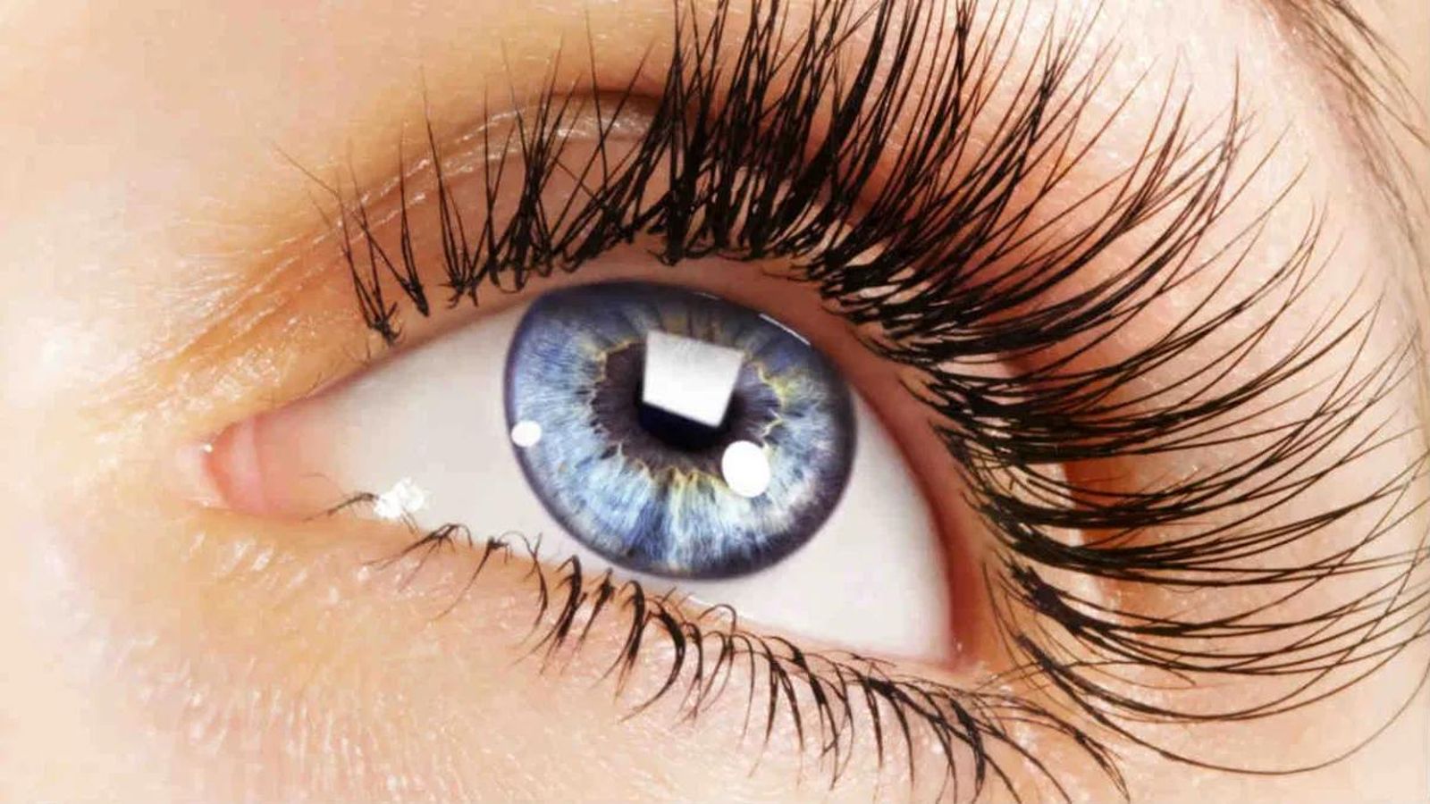 Una máscara de pestañas XXL es la mejor forma de potenciar tu mirada.