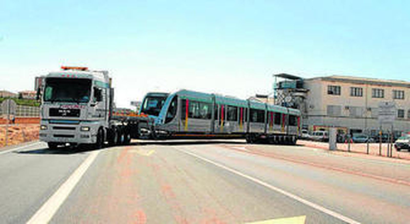 Imagen de archivo del traslado del primer tren para el Metro de Sevilla.