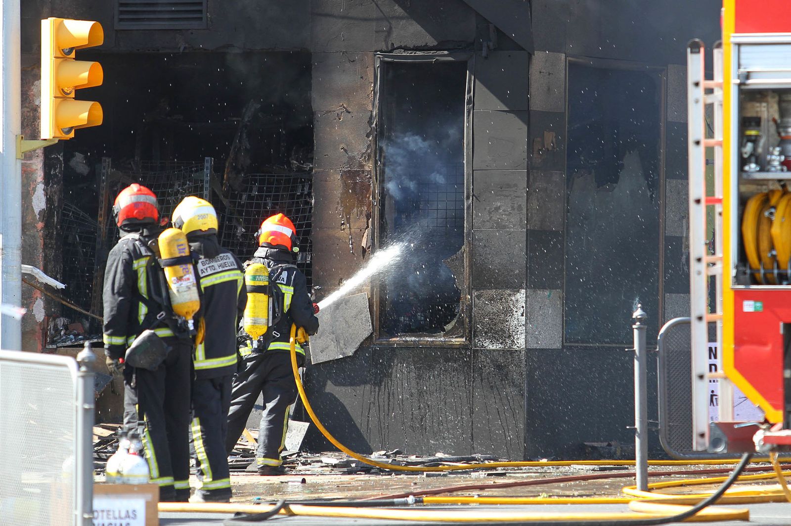 Imágenes del incendio de un bazar en la avenida de Santa Marta.