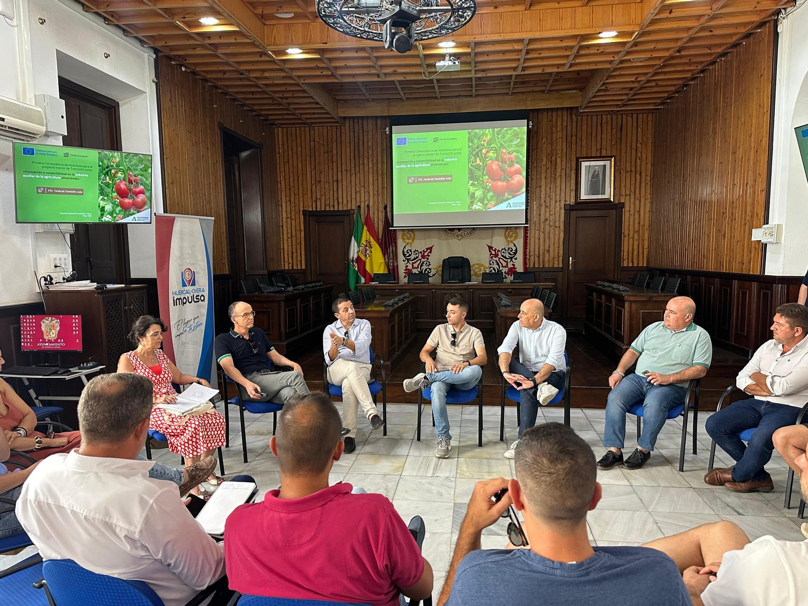 Guillermo Casquet durante su reunión con empresarios de Huércal Overa.