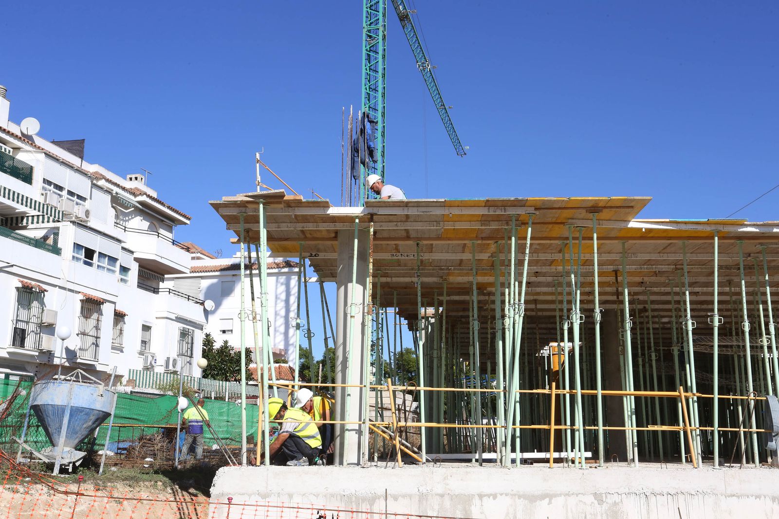 Obreros trabajando en la construcción de la nueva sede de la Seguridad Social en la avenida de Arcos.