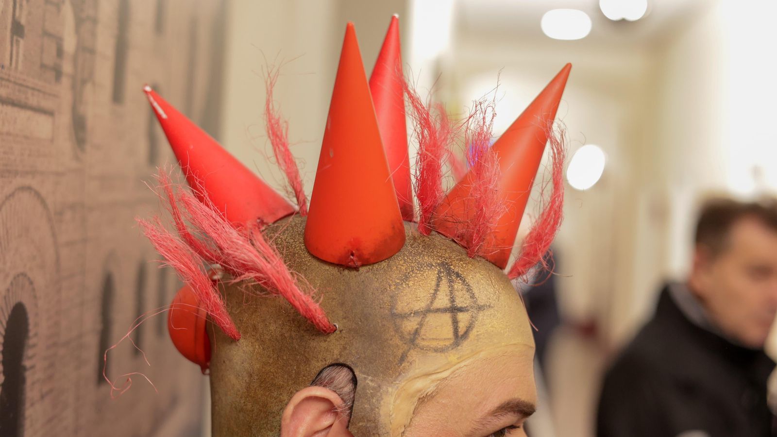 Detalle de la cresta de Chicho en 'Punk y circo, la lucha continúa'.