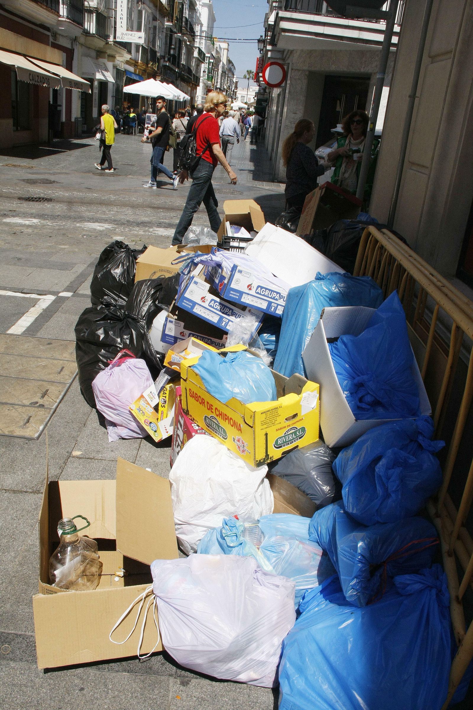 Acumulación de basura en las calles de El Puerto.