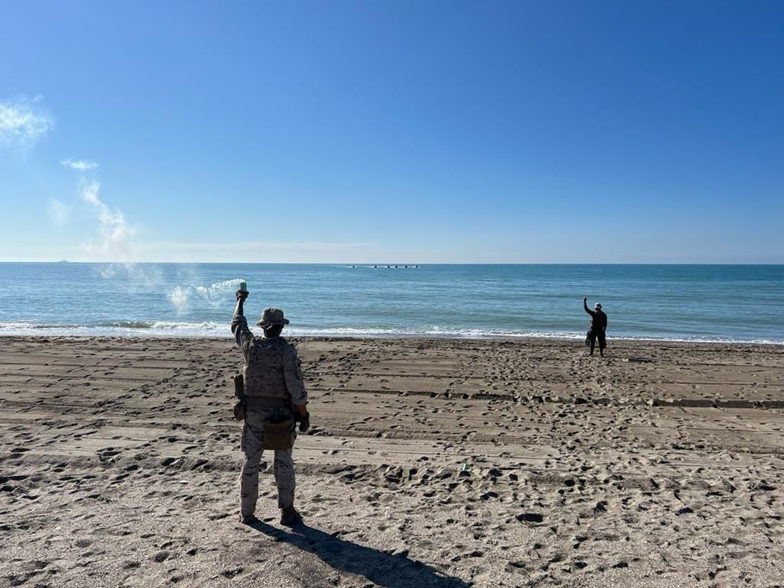 Embarque en lanchas semirrígidas Supercats para el repliegue y balizamiento y señalización de playa para recibir embarcaciones del Grupo Movilidad Anfibia.