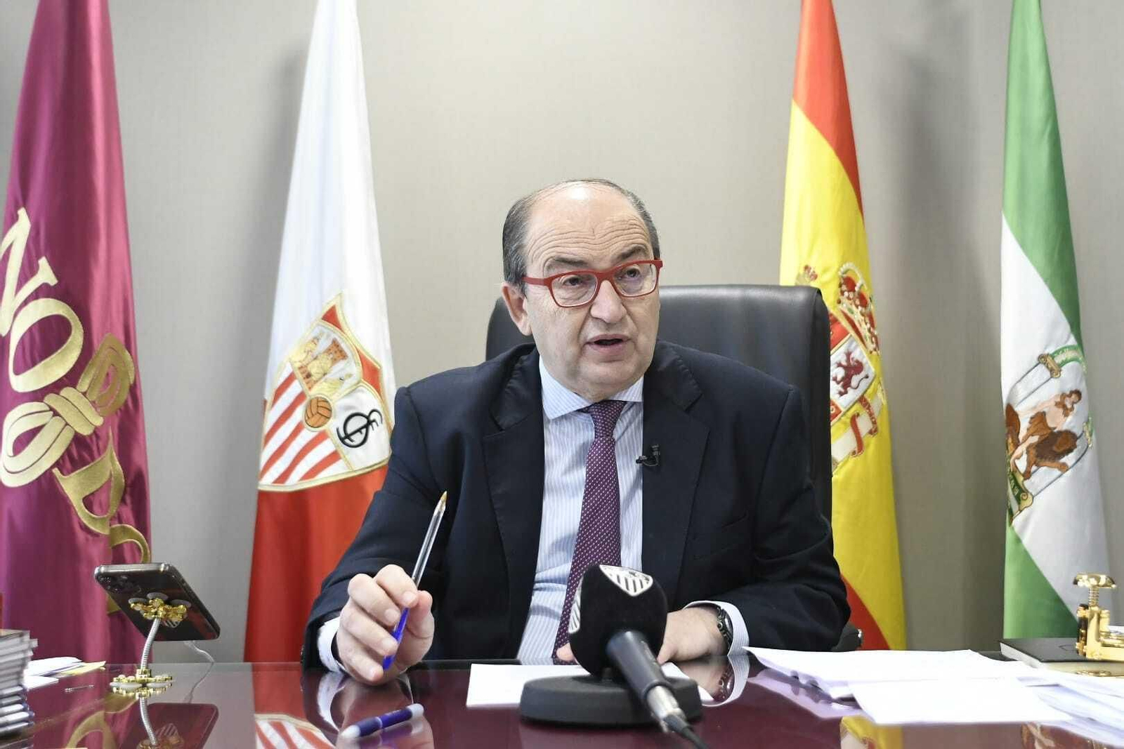 José Castro atiende a Sevilla FC Radio en su despacho de presidente del club.