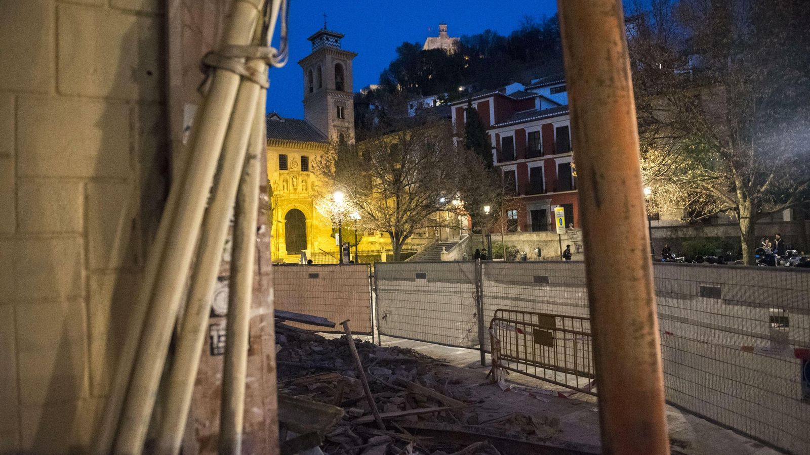 Vista de la Iglesia de Santa Ana desde los restos del edificio derribado Vista de la Iglesia de Santa Ana desde los restos del edificio derribado