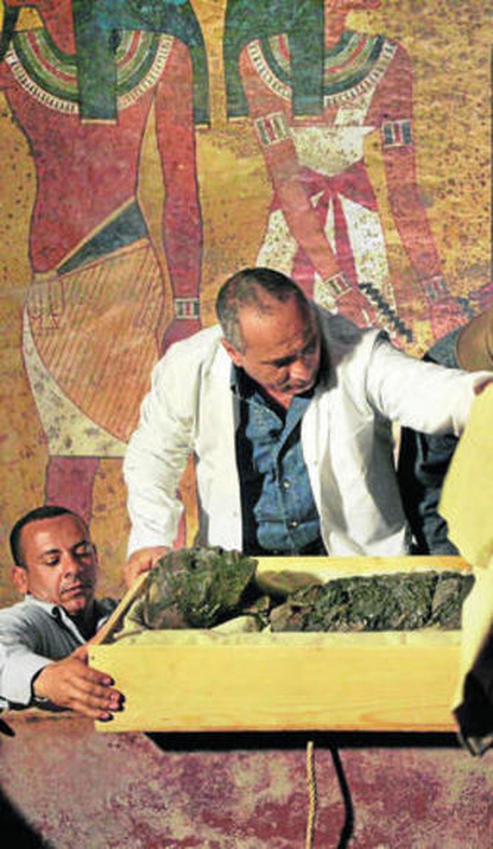 Hawass, ante la momia de Tutankamón en Luxor, en una imagen de 2007.