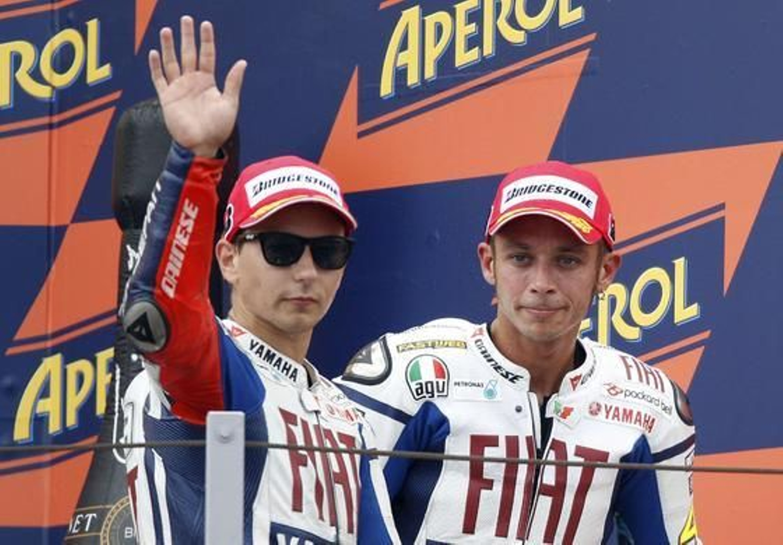 Jorge Lorenzo y Valentino Rossi en el podio del Gran Premio de San Marino, afectados por la muerte de Shoya Tomizawa.

Foto: Reuters