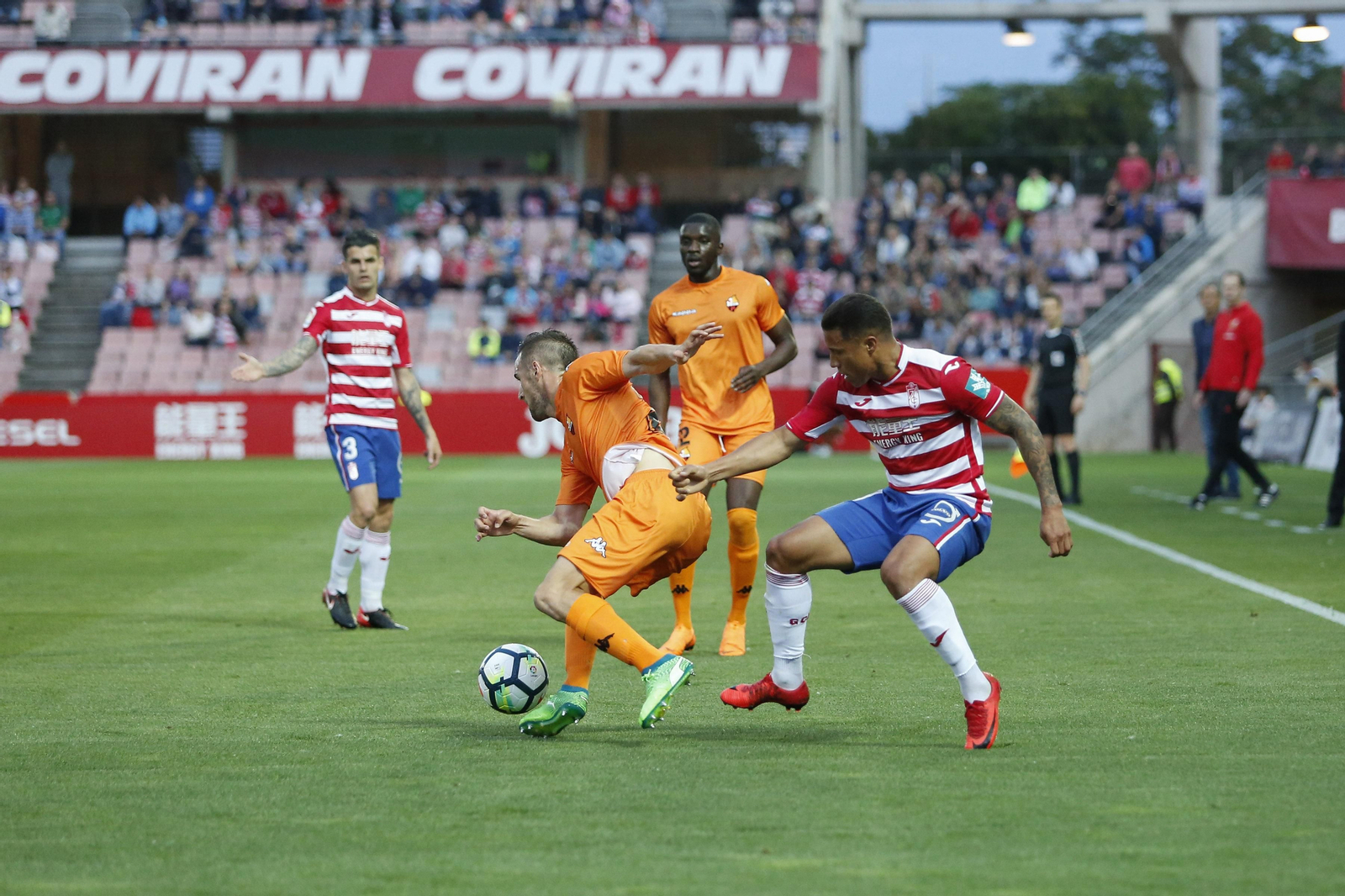 Un jugador del Reus le roba la pelota al granadinista Darwin Machis.