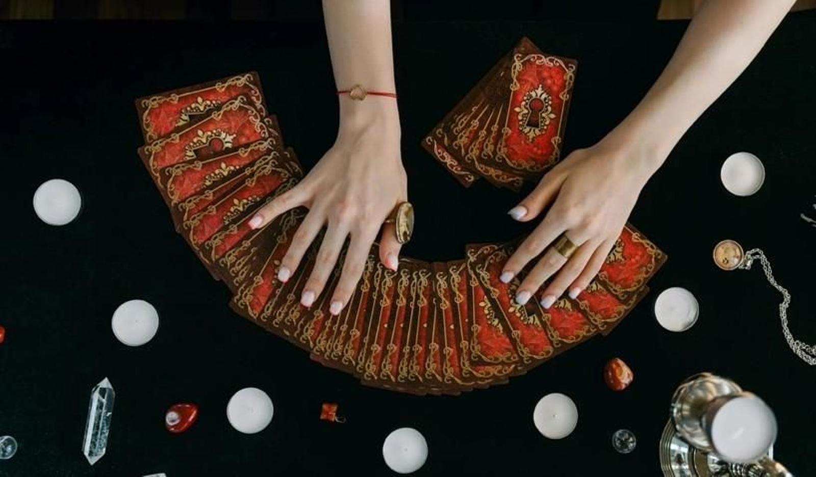 El 20 por ciento de los almerienses cree en el tarot.