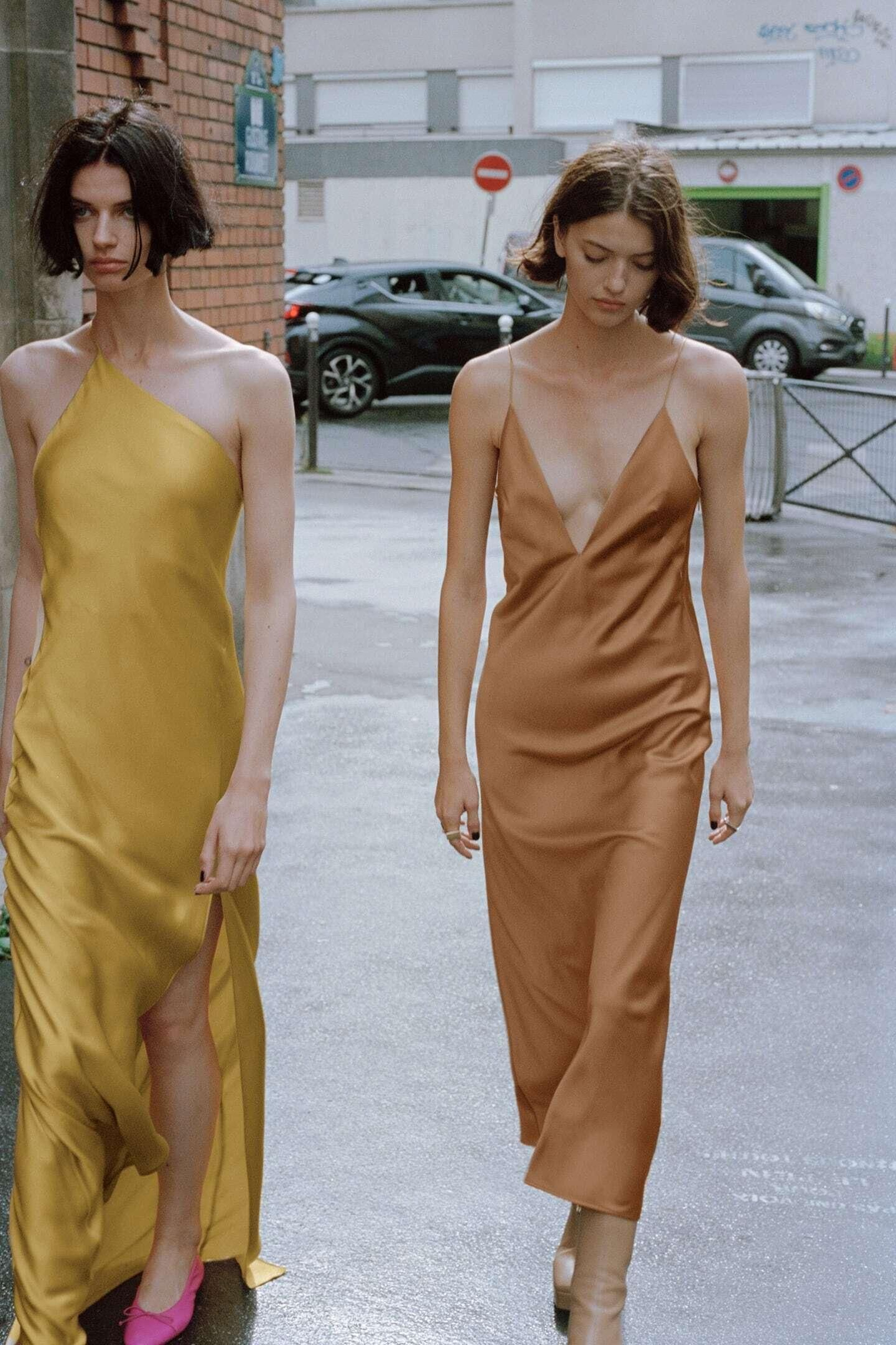 Vestido satinado de Zara.