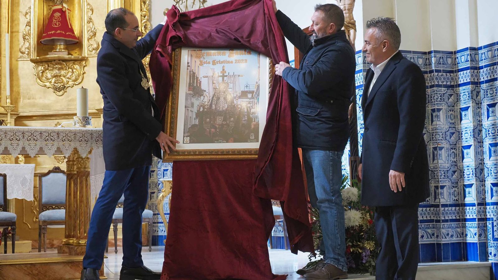 Momento en que fue descubierto el cartel anunciador