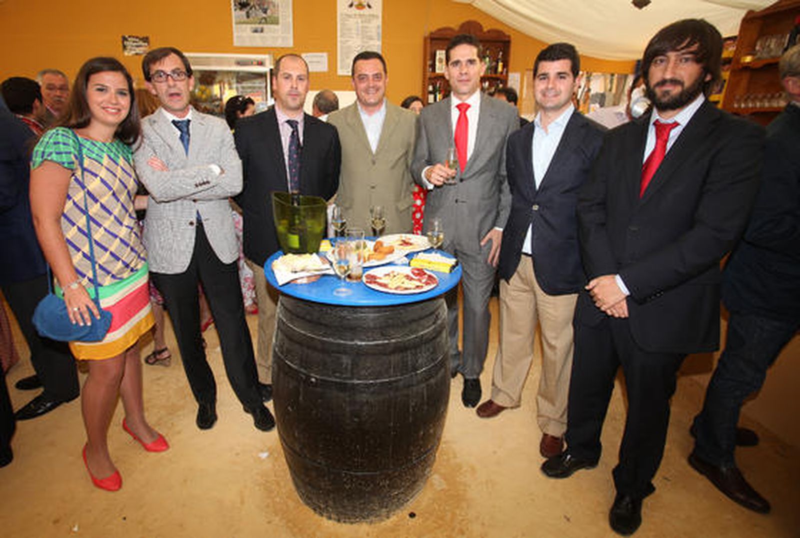 El jefe de ventas de Cadimar, Ramón García; el jefe de ventas de vehículos de ocasión de Cadimar, José Antonio Medina; el gerente de Cadimar, Marcos Camas; el director comercial del grupo Radio Jerez, Daniel Riba; el director financiero de Cadimar, Jacobo Nieves; y el delegado en Andalucía de Mercedes Benz, Raúl Hueso. 

Foto: Vanesa Lobo