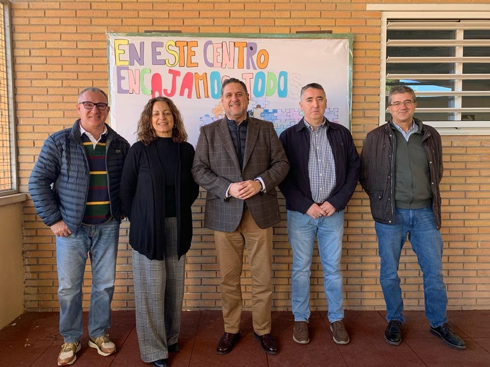 El delegado de Educación junto a responsables educativos y el alcalde de Alhama.