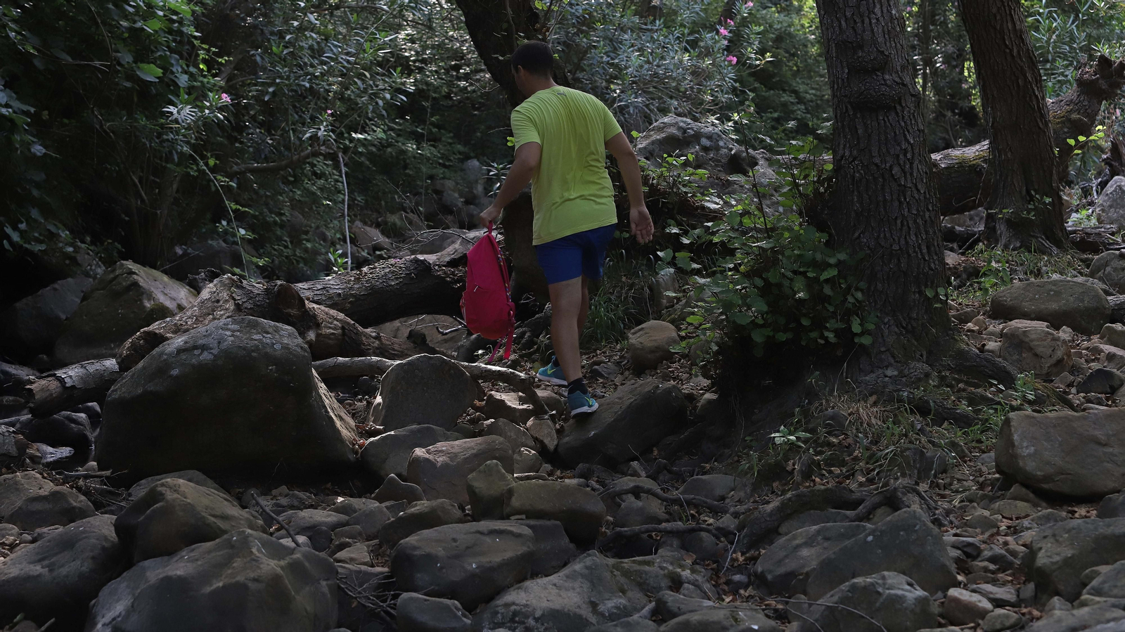 Basura en el sendero del Río de la Miel
