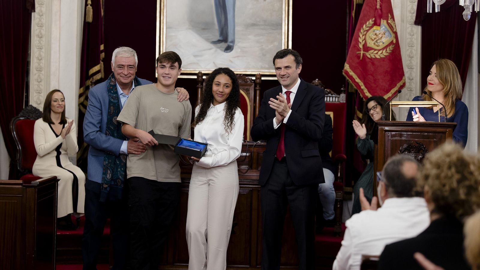 Francisco Mena y Bruno García entregan unas de las distinciones a dos jóvenes.