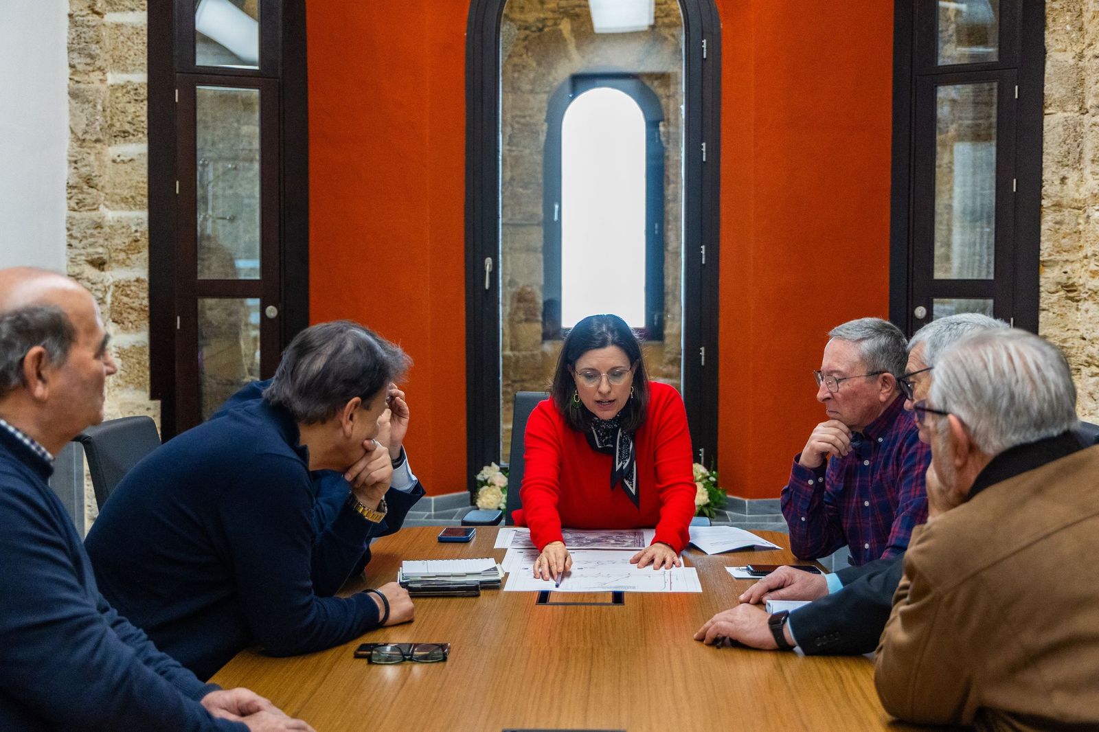 La alcaldesa de San Fernando, Patricia Cavada, expone a los vecinos el proyecto de remodelación de la avenida Duque de Arcos, en La Ardila, en una imagen difundida por el Ayuntamiento isleño