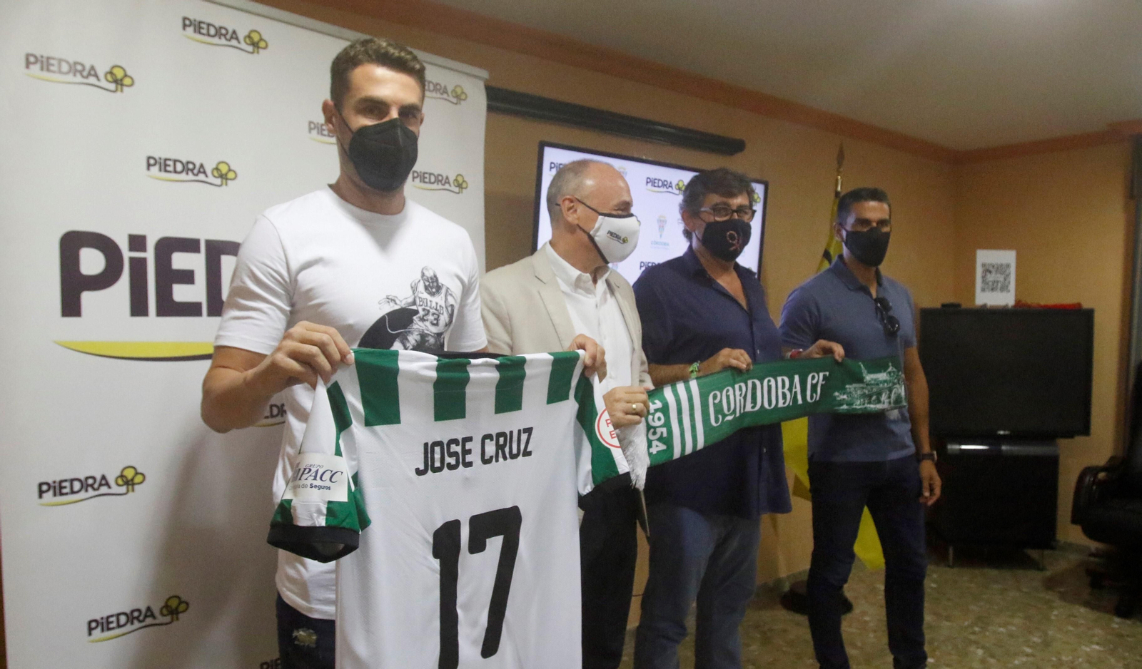 José Cruz, junto a Javier Piedra, Javier González Calvo y Juanito, en su presentación.