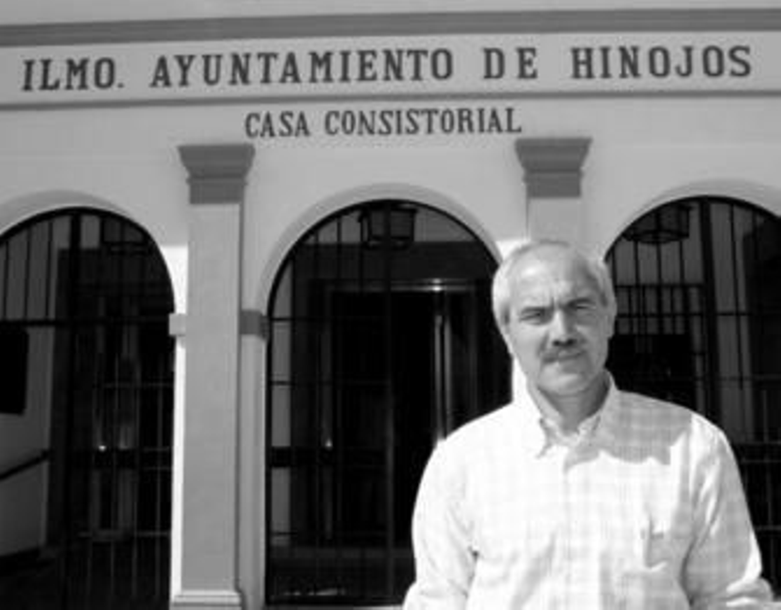 Manuel Naranjo, ante las puertas del Ayuntamiento de Hinojos, que gobierna desde hace cinco años, aunque ahora con mayoría absoluta. Manuel Naranjo, ante las puertas del Ayuntamiento de Hinojos, que gobierna desde hace cinco años, aunque ahora con mayoría absoluta.