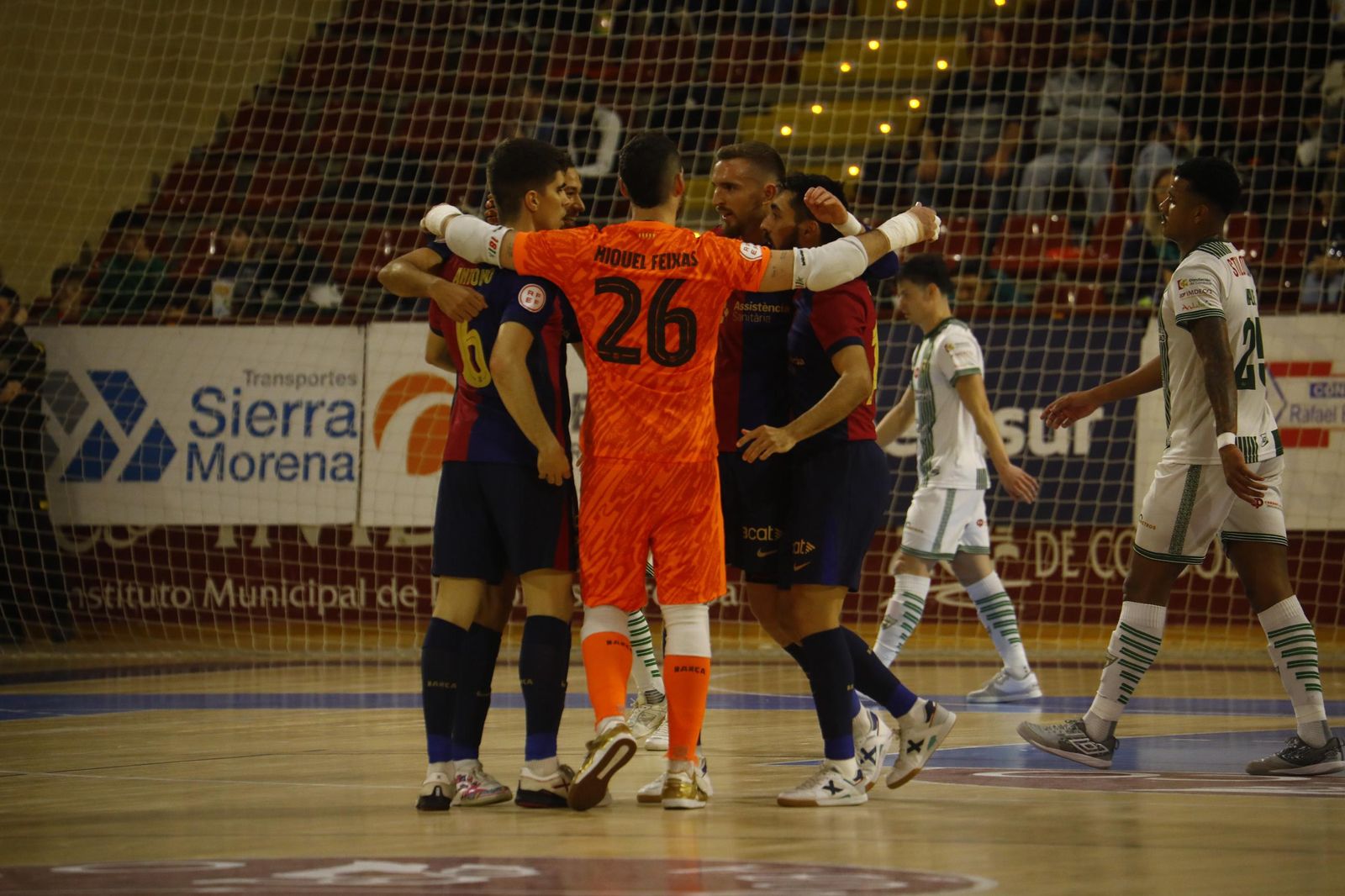 Las mejores fotos del ambiente en Vista Alegre para el Córdoba Futsal - Barça